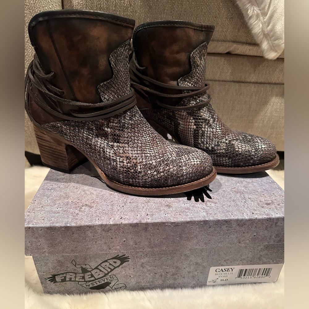 Freebird Casey Blue Multi Snake Size 11